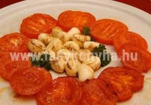 eloetel Grillezett mozzarellagolyók sült paradicsommal
