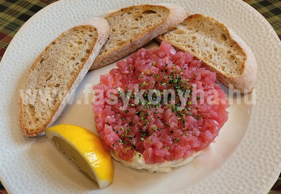 előétej Tonhaltatár bivalymozzarella ágyon