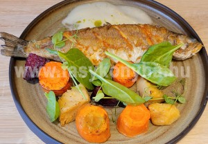 foetel Egészben sült pisztráng grillezett zöldségekkel