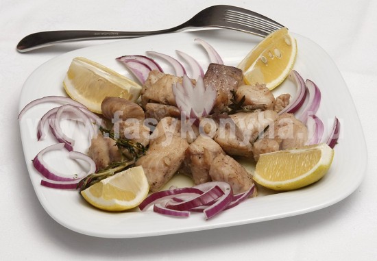 menu Tiszacsegei olajos harcsa lilahagymával